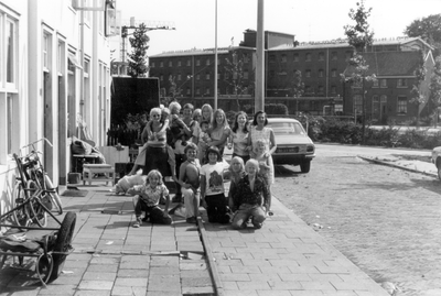601429 Afbeelding van een groepje kinderen uit de Sterrenwijk in de Meridiaanstraat te Utrecht.